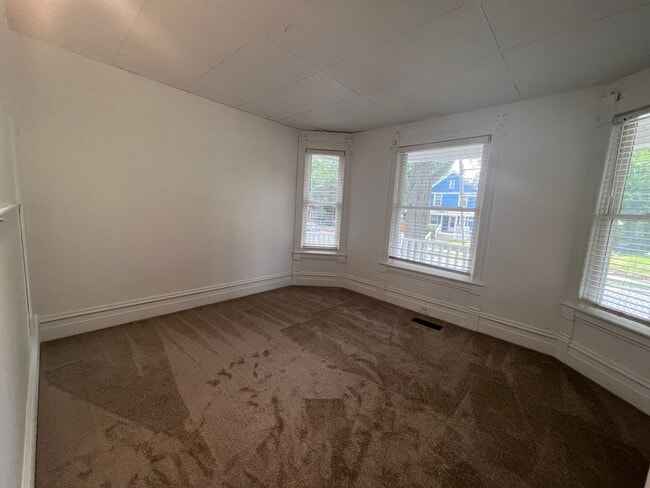 Building Photo - Large 3 bedroom home with a den!