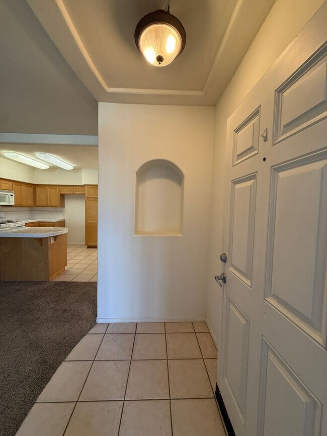Building Photo - Centrally Located Downstairs Condo in the Oak Creek Villas