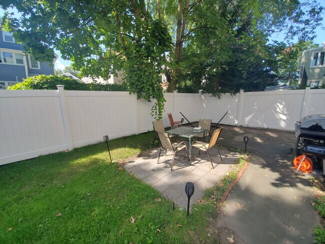 Building Photo - 72 Marshall St