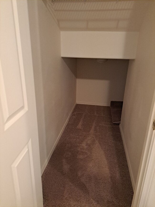 Building Photo - 3 BEDROOM - AC - move in ready Hillsboro