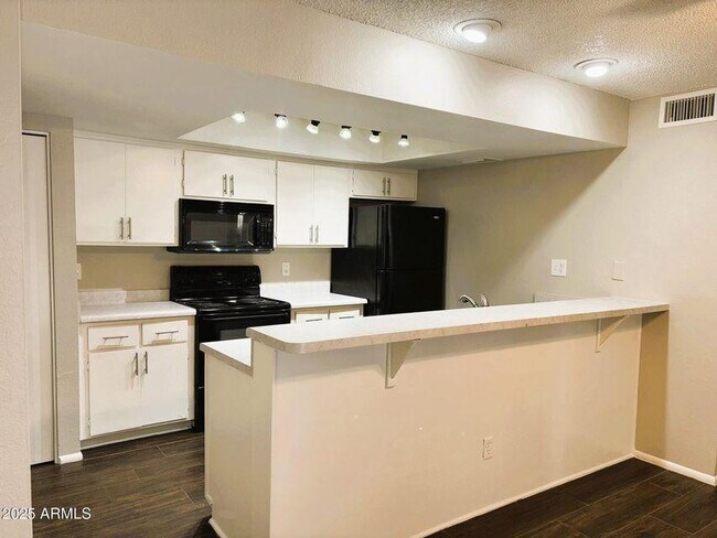 Building Photo - 1920 W Lindner Ave