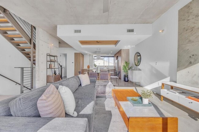 Building Photo - 2301 S 5th St