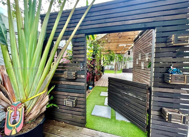 Building Photo - 723 NE 62nd St