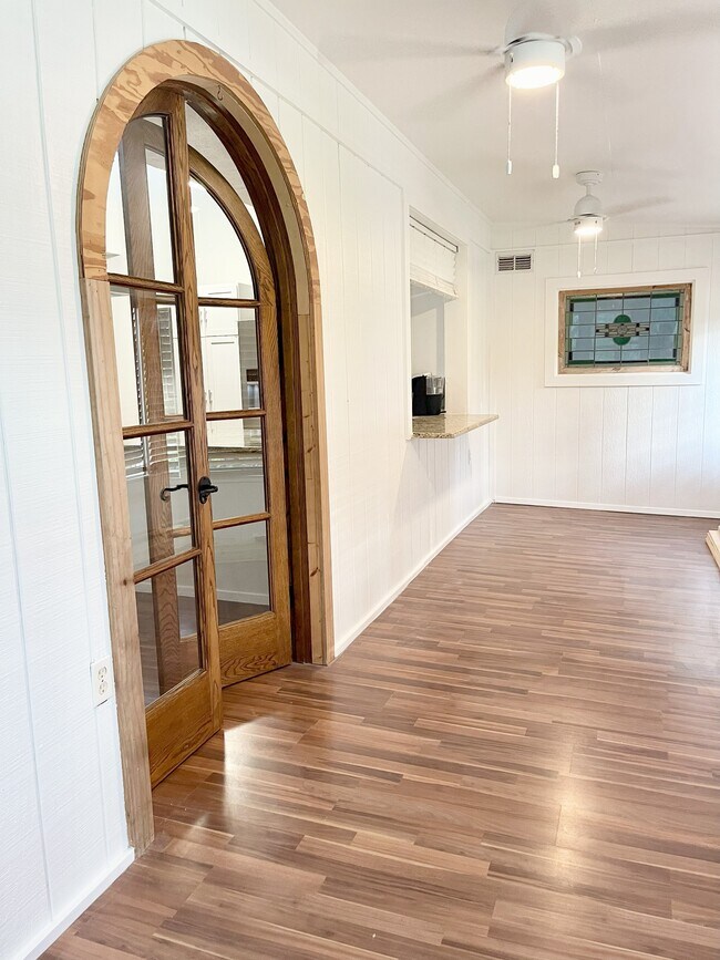 Building Photo - 9417 Aqua Dr