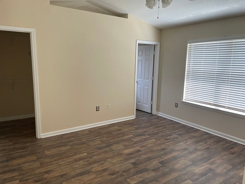Building Photo - 400 Eisenhower Dr