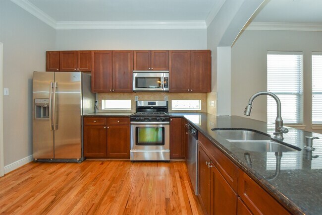 Building Photo - 1141 W 24th St