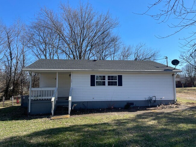 Primary Photo - 2 bed/1 bath home