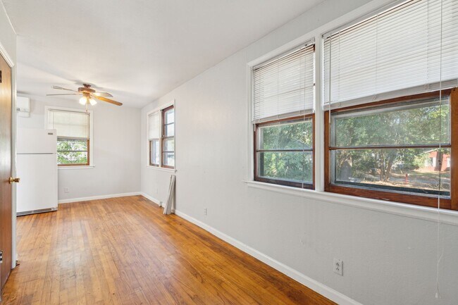 Building Photo - Quaint One BR Frog Rental - Steps from Park Circle with Private Yard!