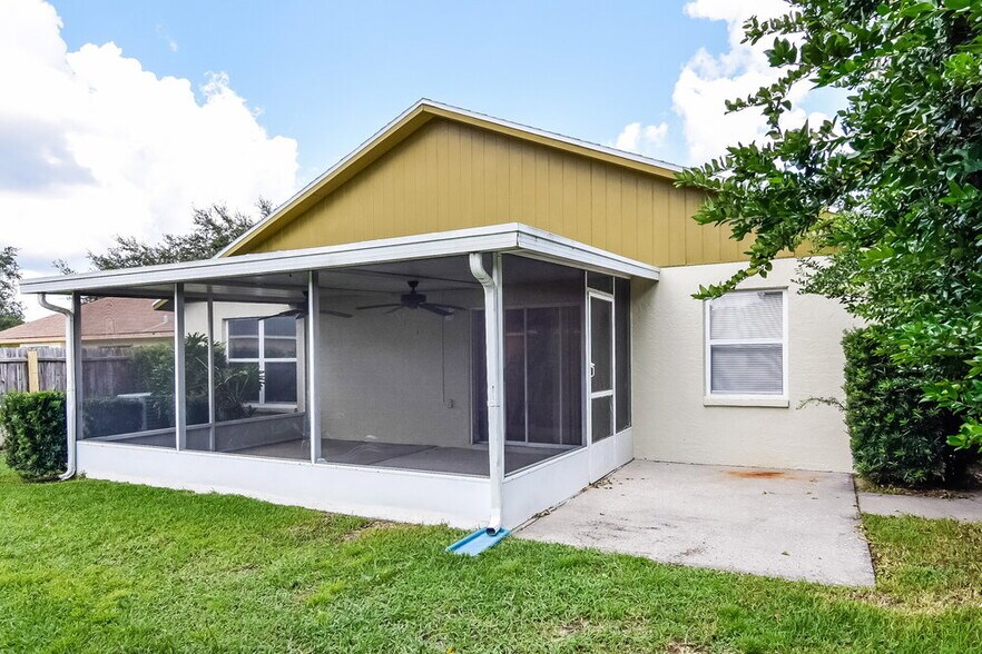 Building Photo - 704 Sand Ridge Dr