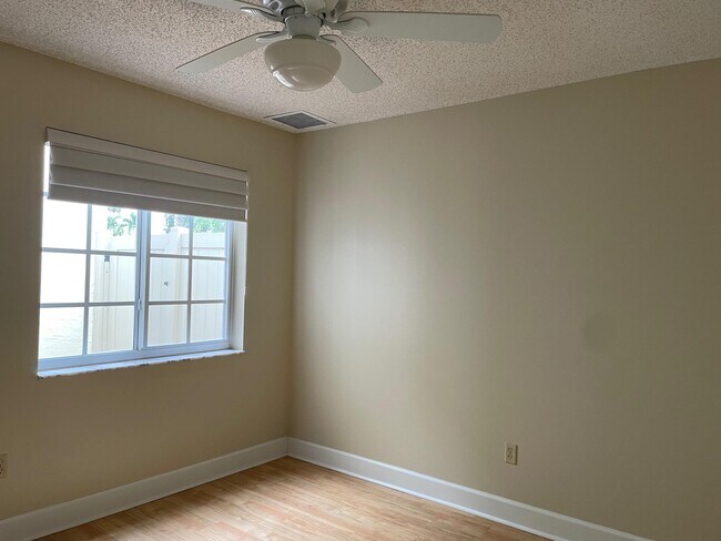Building Photo - 12861 Meadowbend Dr