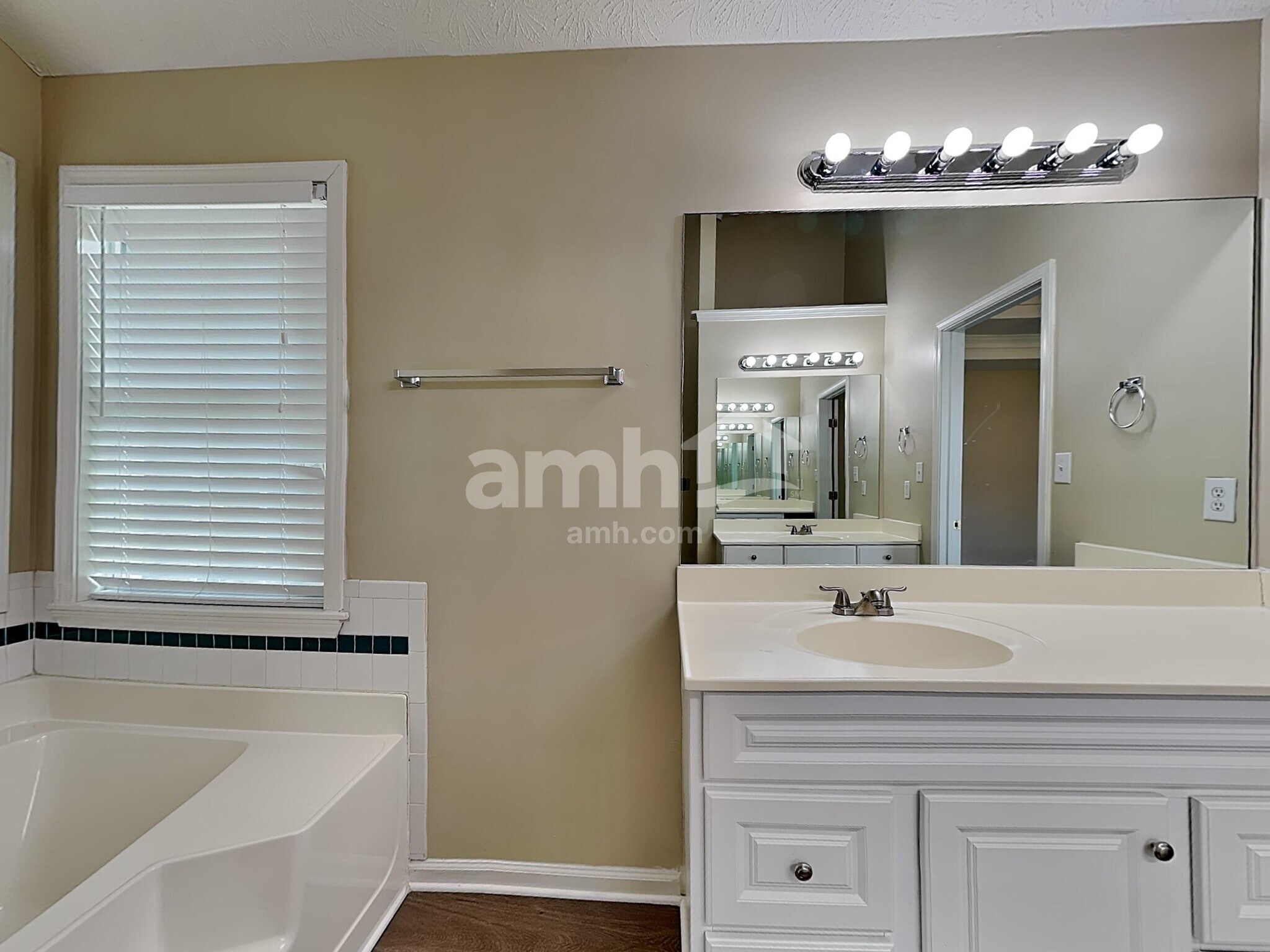 Building Photo - 2880 Camelot Woods Dr