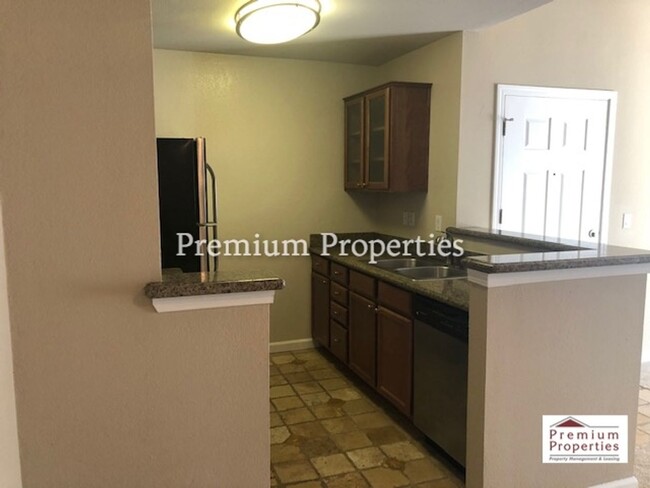 Building Photo - Move-in Ready 2BD/1BA Upper-Level, End Uni...