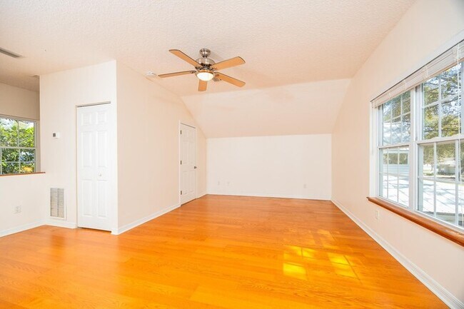 Building Photo - 728 Willow Wood Pl