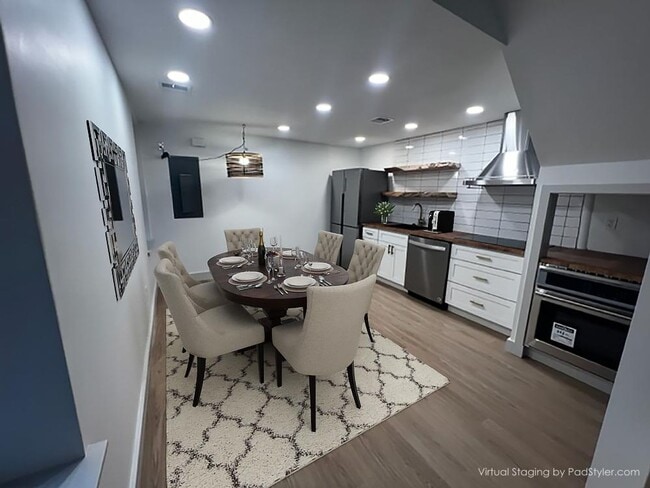Building Photo - BRAND NEW town home in the center of it all