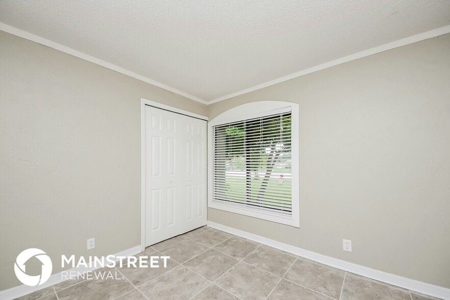 Building Photo - 713 E Flag Way