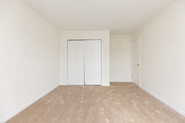 Building Photo - Spacious, Large, Luxury 3 Bedroom Townhous...