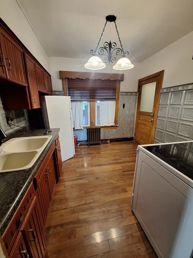 Building Photo - Large 3 Bedroom Open in April!