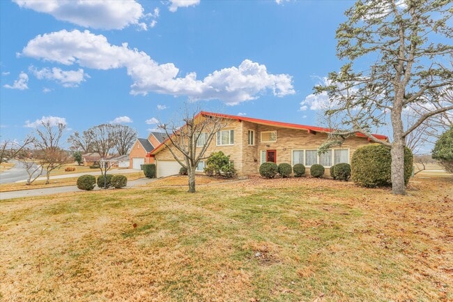 Building Photo - 1803 Golfview Dr