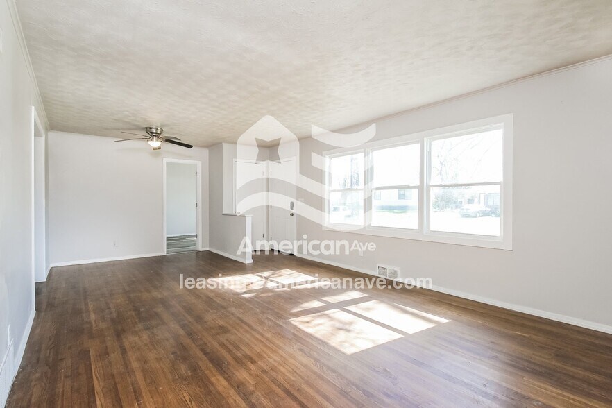 Building Photo - 725 E 42nd St N