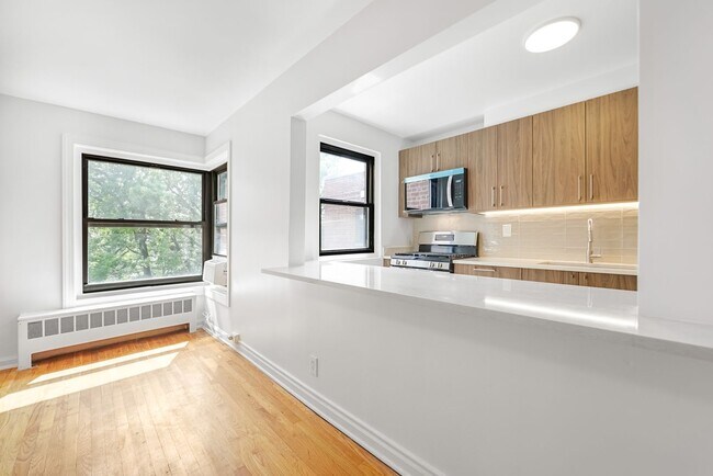 Building Photo - 2329 Hudson Terrace