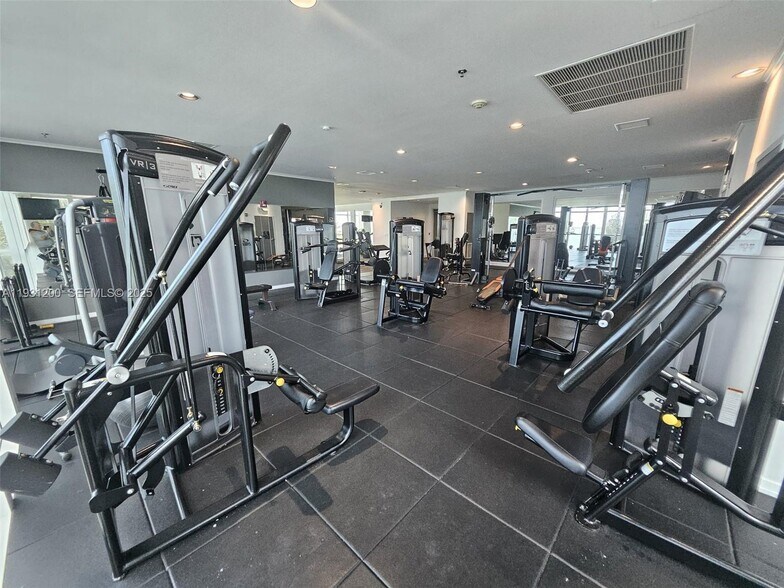 Building Photo - 1155 Brickell Bay Dr