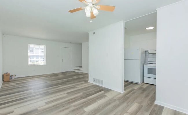 Building Photo - Room in Townhome on Greenbriar Rd