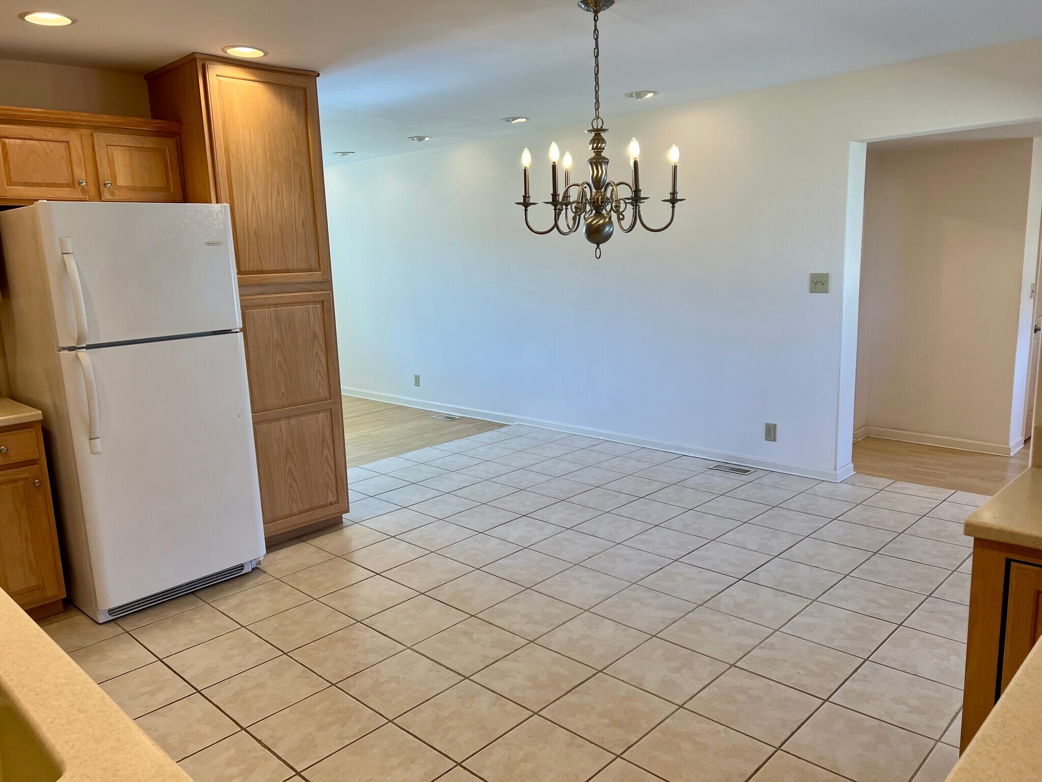 Building Photo - 6600 E Oak St