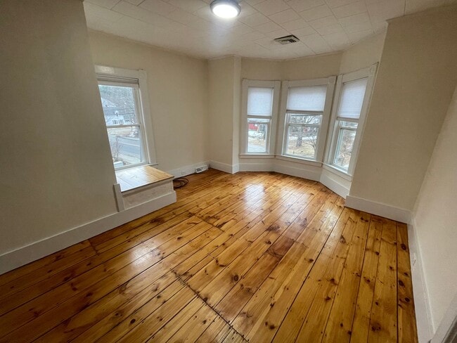 Building Photo - Spacious 3 Bedroom Unit