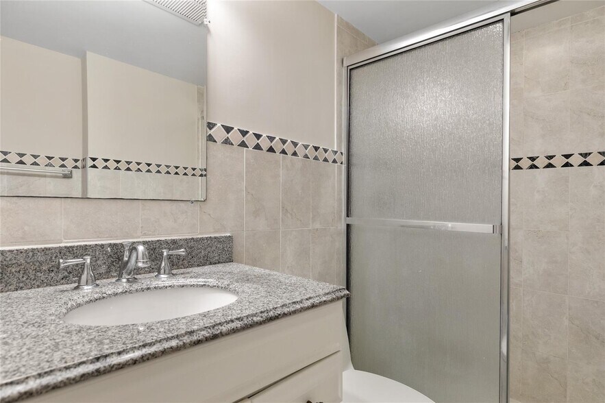 Building Photo - 1440 Brickell Bay Dr