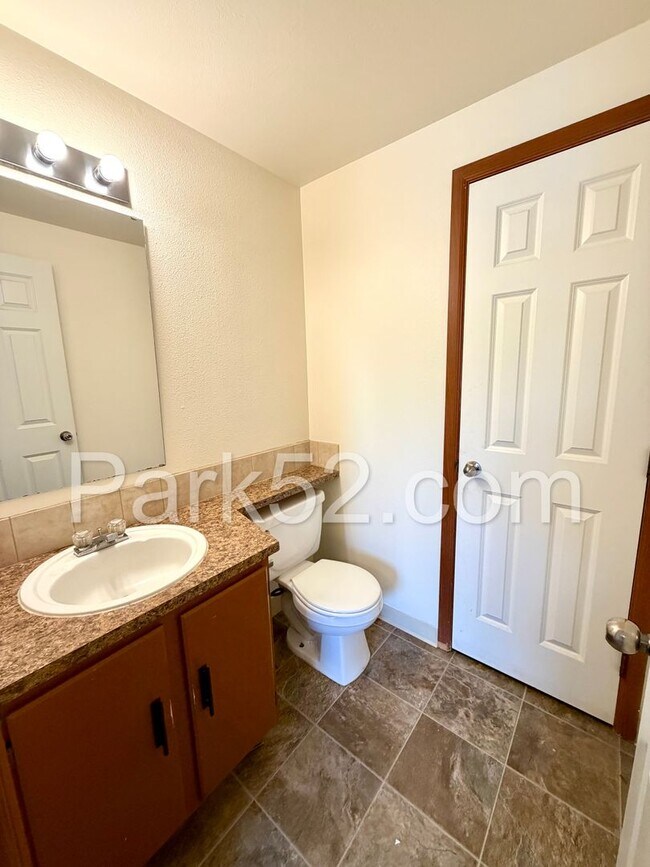 Building Photo - Puyallup Area 2 Bedroom 2nd Floor Apartment