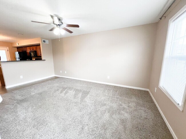 Building Photo - 2 Bedroom 1.5 Bath Townhome