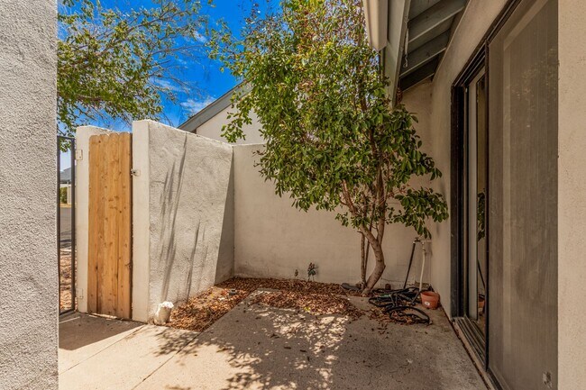 Building Photo - 3-Bedroom Furnished Townhouse with Private...