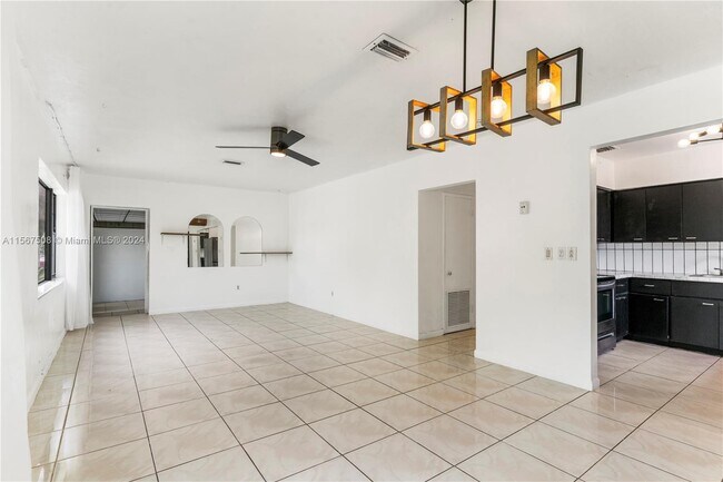 Building Photo - 560 NE 158th St