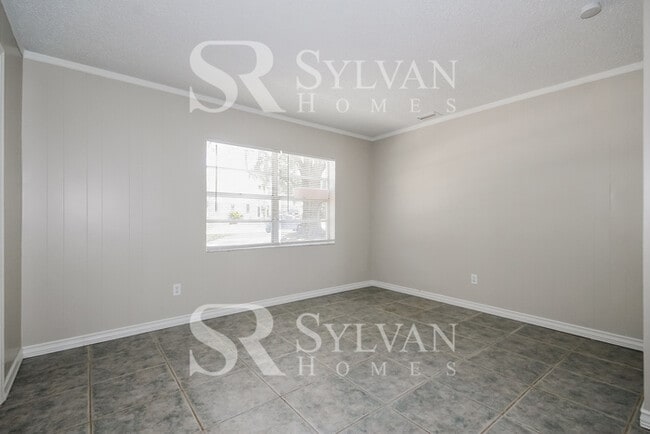 Building Photo - 885 Lakeview Ave