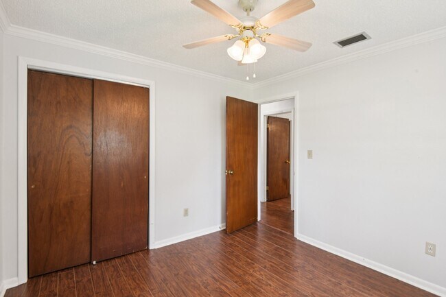 Building Photo - 4704 Queen Palm Dr