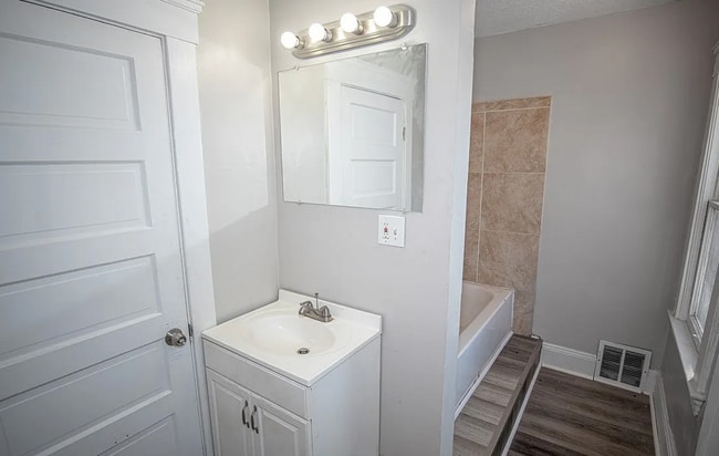 Building Photo - Charming 2-Bedroom Single Family Home Available!