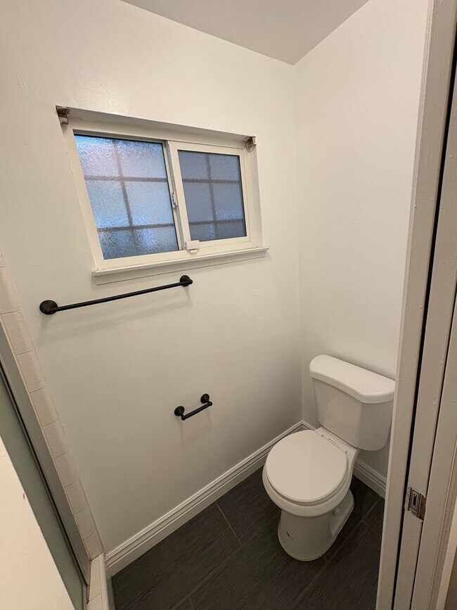 Building Photo - SW Visalia Home Available Now!