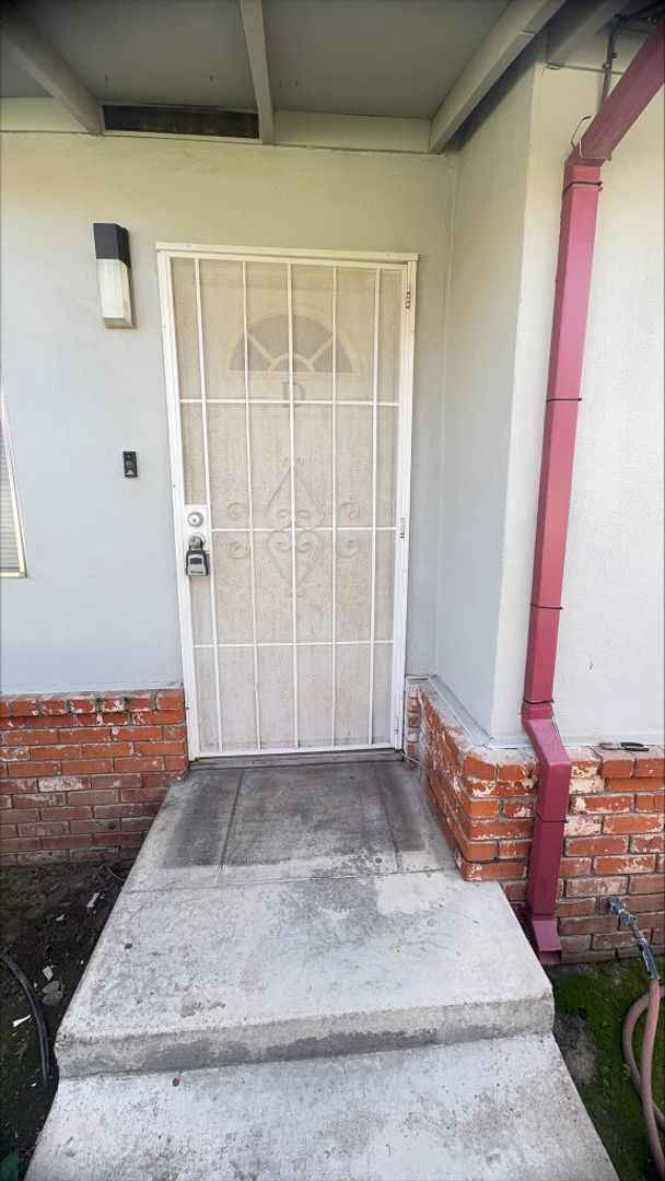 Building Photo - Charming 2 Bedroom/1 bathroom home