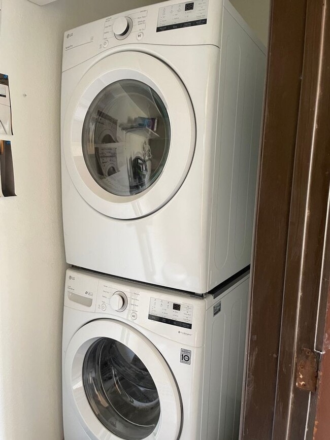 Building Photo - Move in ready! Furnished, ground floor unit!
