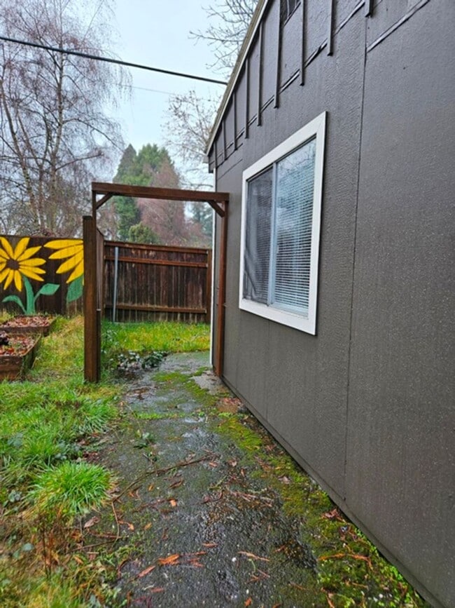 Building Photo - 1731 Wildwood Pl NE