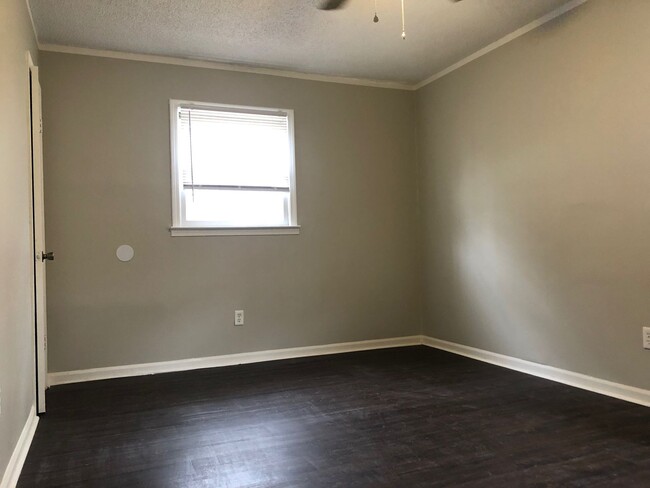 Building Photo - MOVE-IN READY! Move-in Special $300 off fi...