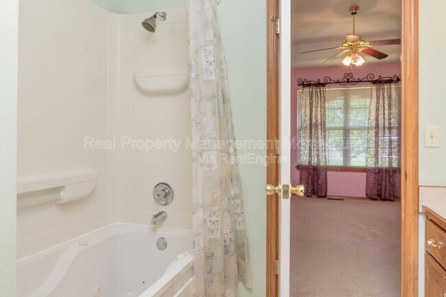 Building Photo - 3531 Leawood Ave