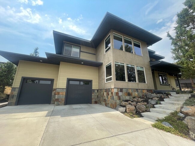 Building Photo - Gorgeous 4 Bedroom Home on Awbrey Butte!