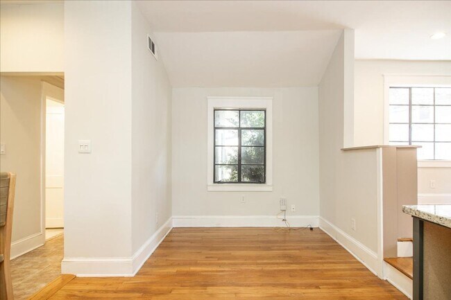 Building Photo - Beautifully Renovated 2/1 in Desirable Gra...
