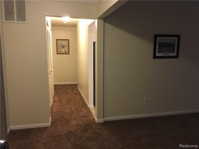 Building Photo - 444 N Fox Hills Dr