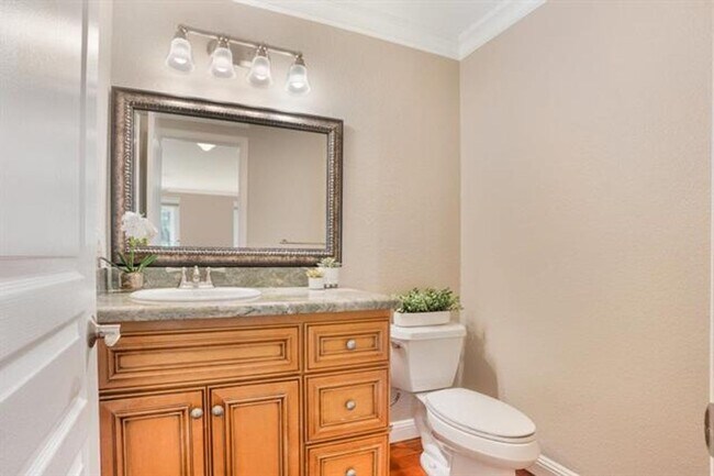Building Photo - Fully remodeled home, Pet friendly with A/...