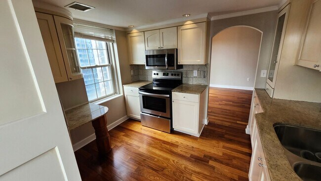Building Photo - Spacious Midtown Condo with 2 Bedrooms, 2 Balconies & Internet Included!