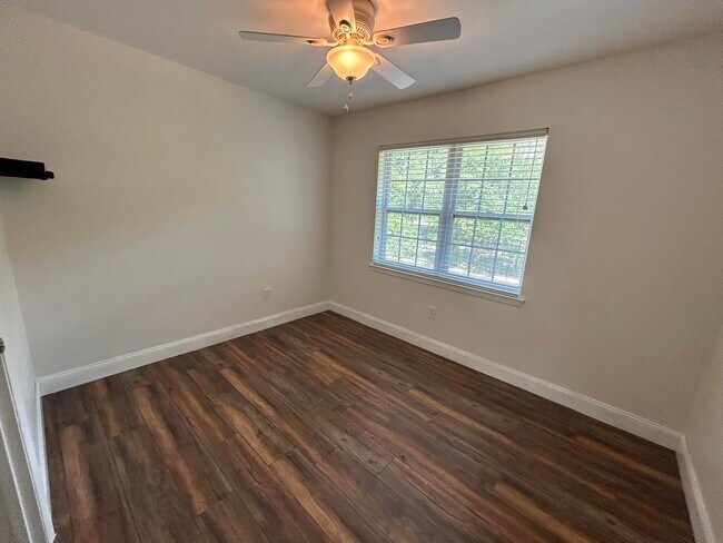 Building Photo - 115 Country Club Dr