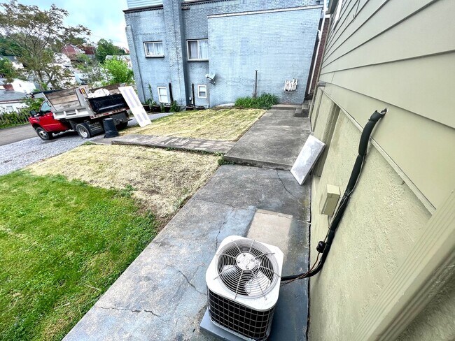 Building Photo - 933 - 320/322 Boggs Avenue