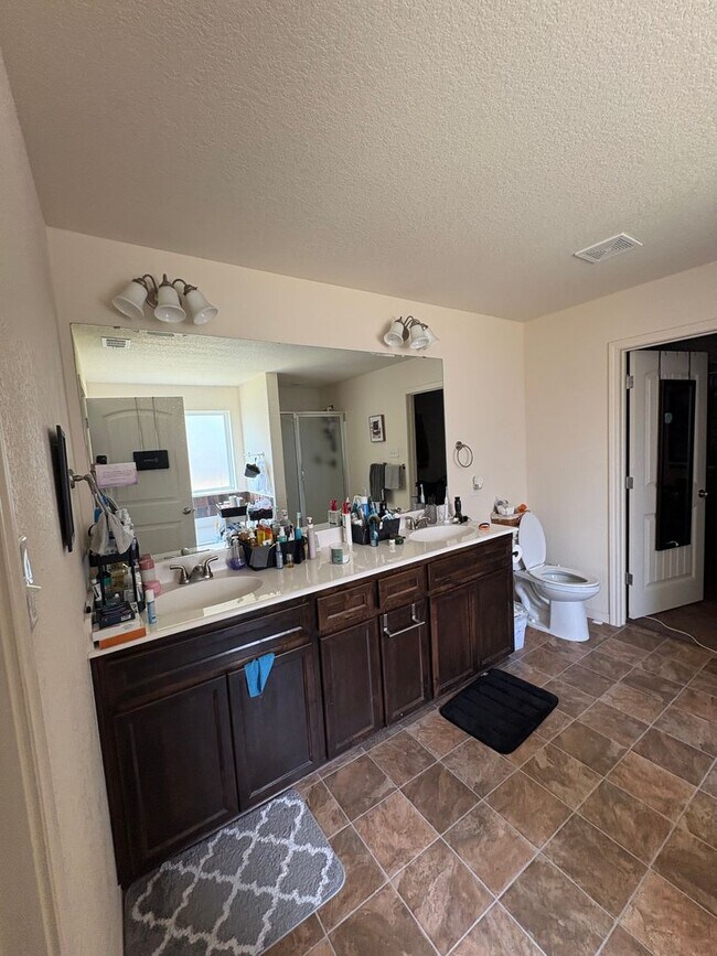 Building Photo - Beautiful 5 bedroom